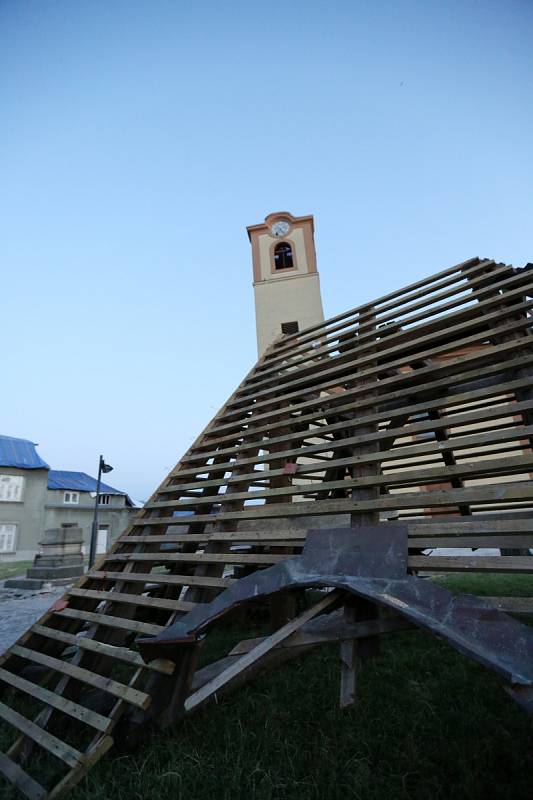 Kostel v Moravské Nové Vsi po tornádu.