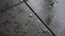 Kroupy a silný déšť se prohnal v pátek kolem osmé hodiny večer mikulovským Mušlovem. Pořadatelé na Farmě Pálava zrušili plánované letní kino.