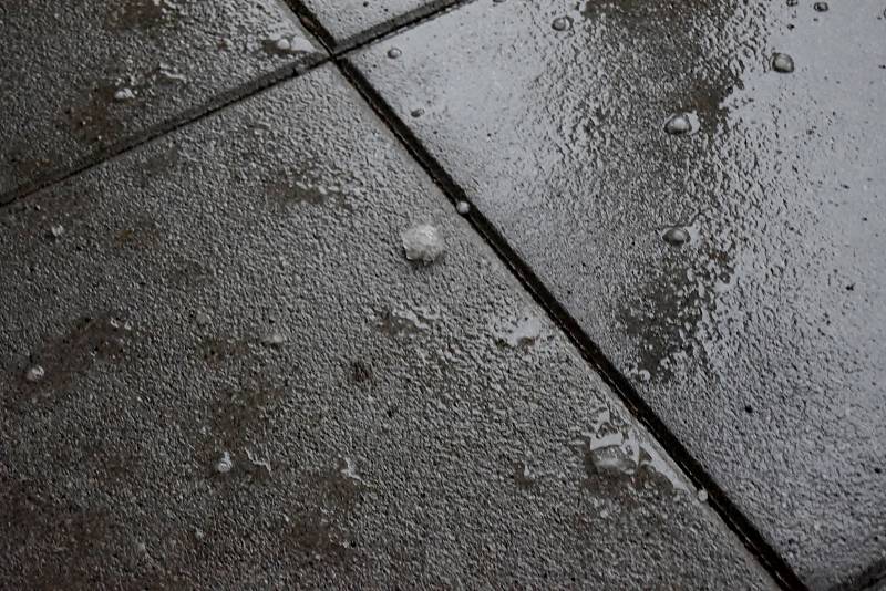 Kroupy a silný déšť se prohnal v pátek kolem osmé hodiny večer mikulovským Mušlovem. Pořadatelé na Farmě Pálava zrušili plánované letní kino.