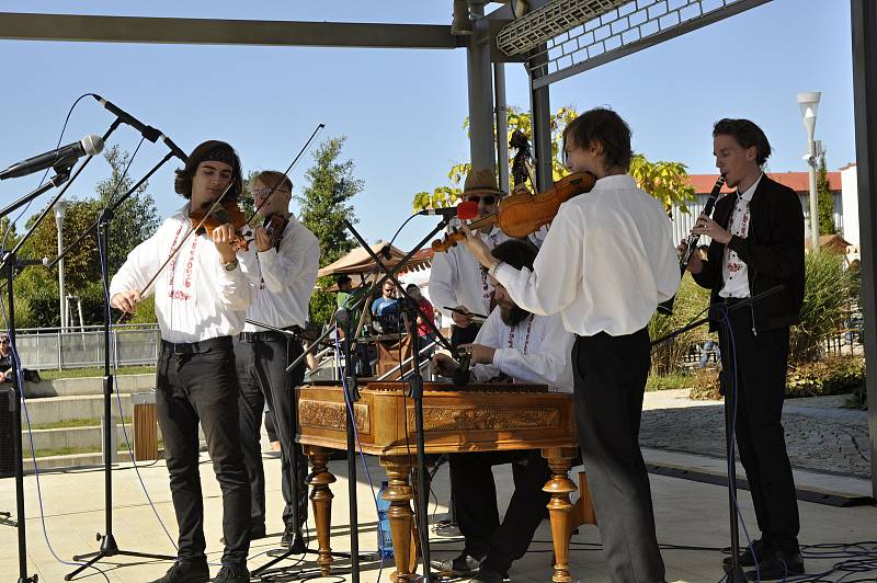 Víno, burčák, cimbálová muzika i divadlo bavily návštěvníky Lázeňského vinobraní v Lednici.