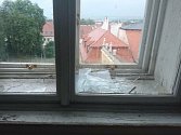 Poničená okna, fasáda a spadané tašky ze střech. Státní zámek Valtice sečetl škody po bouřce.