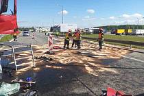 Na dálnici D2 u Lanžhota došlo k tragické nehodě. Řidič kamionu na místě zemřel