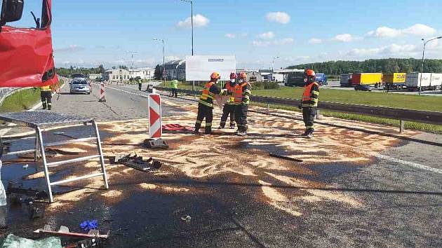 Na dálnici D2 u Lanžhota došlo k tragické nehodě. Řidič kamionu na místě zemřel