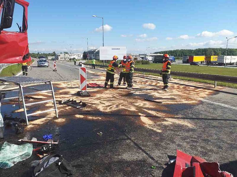 Na dálnici D2 u Lanžhota došlo k tragické nehodě. Řidič kamionu na místě zemřel