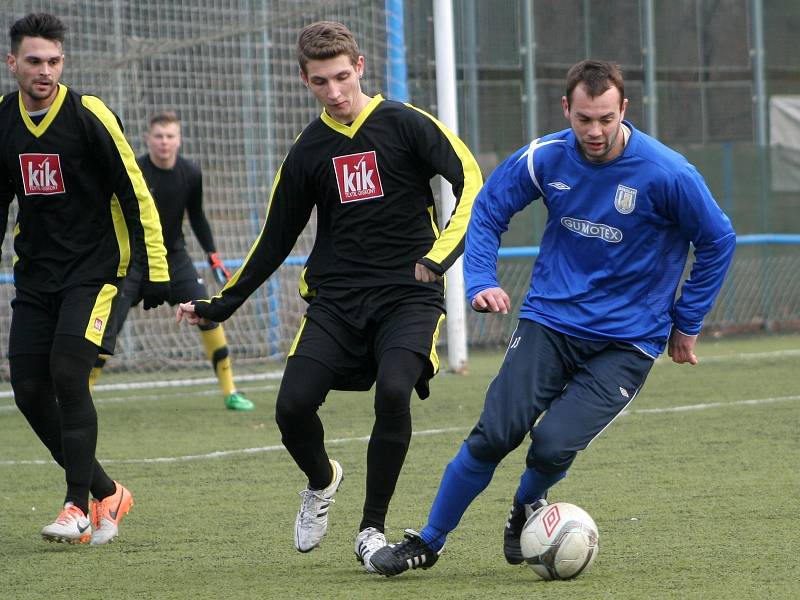 Břeclavští fotbalisté (v modrém) v záběru utkání rozstříleli slovenského třetiligistu.