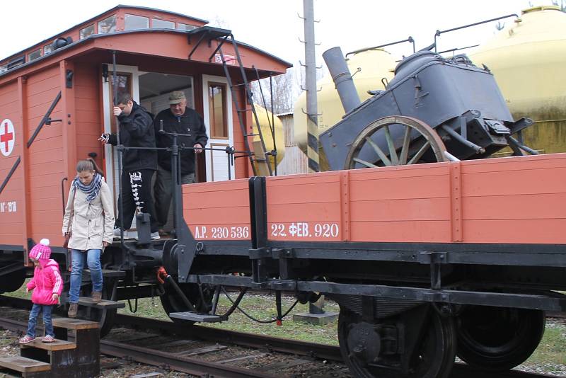 Legionářské muzeum na kolejích, takzvaný Legiovlak, si v areálu břeclavské společnosti Fosfa prohlédly davy lidí. Jedenáct zrekonstruovaných vagonů představuje život a boj českých a slovenských legionářů v Rusku v letech 1918 až 1920. 