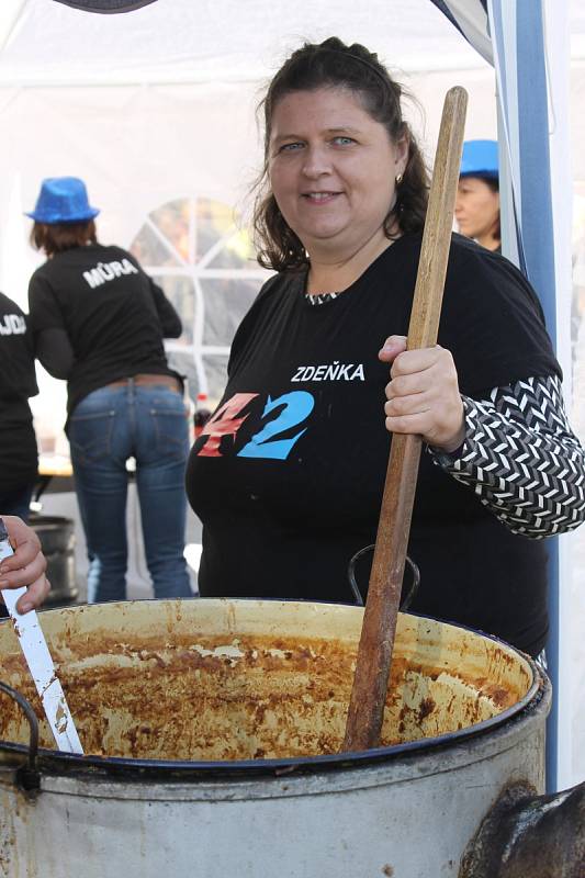 Do Mikulova zamířily tisíce lidí. Přilákal je další ročník Pálavského gulášfestu.