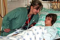 Napadený chlapec s matkou v břeclavské nemocnici.