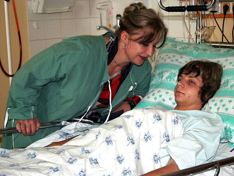 Napadený chlapec s matkou v břeclavské nemocnici.