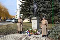 U památníku u žluté školy v Břeclavi si lidé připoměli jedno z předchozích výročí narození T. G. Masaryka.