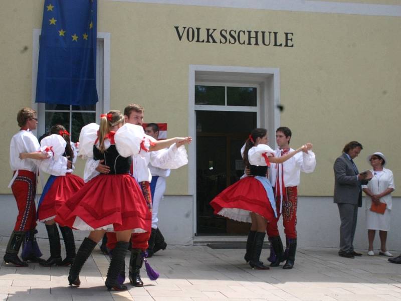 Nejen na své začátky v rakouské škole přišli zavzpomínat čeští absolventi.