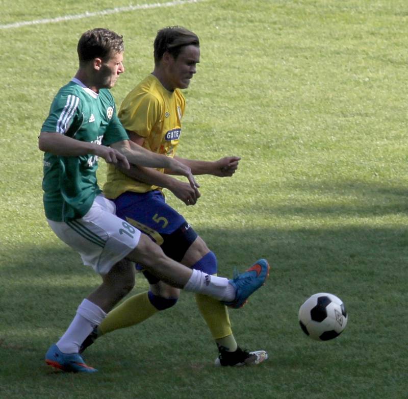 Břeclavští fotbalisté (ve žlutém) se se sezonou loučili výhrou.