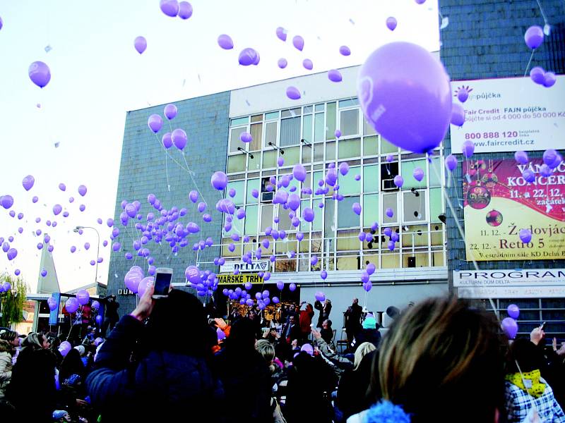 Fotogalerie: Fialové balonky vyletěly v Břeclavi k nebi. S přáním Ježíškovi  - Břeclavský deník