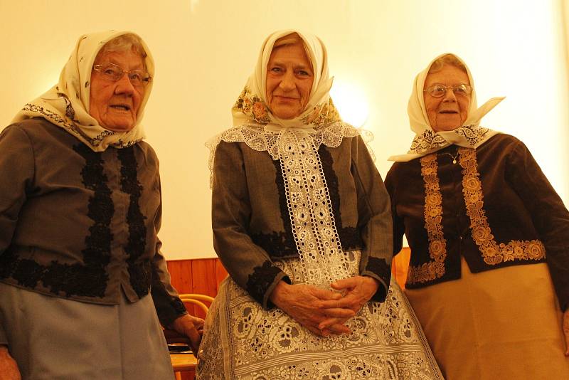 Fotografka Liba Taylor spolupracuje s Jihomoravskou komunitní nadací na zachycování živého folkloru. 