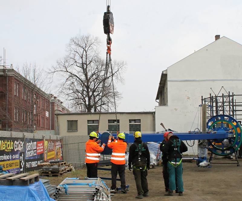 Práce u břeclavského hlavního nádraží. Dělníci začali v úterý spojovat konstrukci nové cyklověže. Foto: Deník/David Kvapil