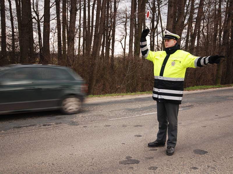 Pracovníci Centra dopravního výzkumu s doprovodem policistů odebírali u Lednice řidičům vzorky slin. Zjišťují tím, které látky ovlivní jejich pozornost.