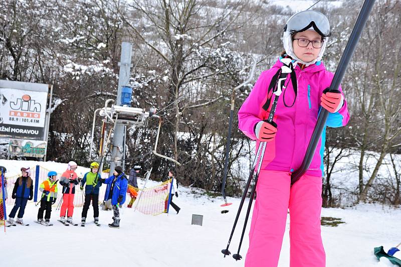 Unikátní lyžařský areál v Němčičkách na Břeclavsku zahájil sezónu. Přírodní sníh doplnila děla.