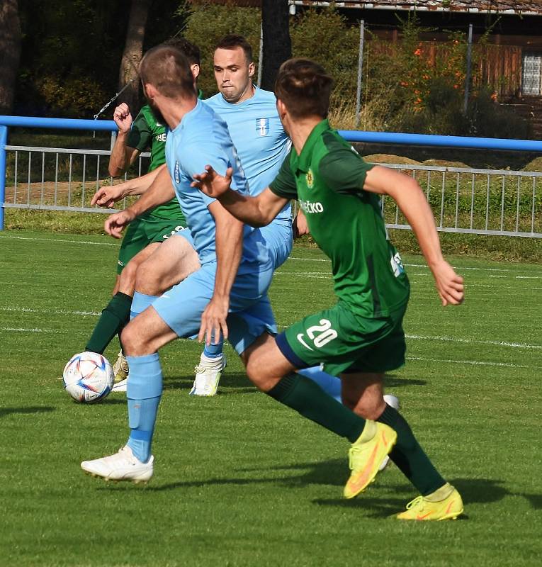 Fotbalisté Lednice (v modrých dresech) vstoupili do krajského přeboru výhrou 1:0 nad Ráječkem.