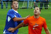 Ledničtí fotbalisté (v oranžovém) dokázali otočit vývoj derby I.A třídy s Tvrdonicemi.