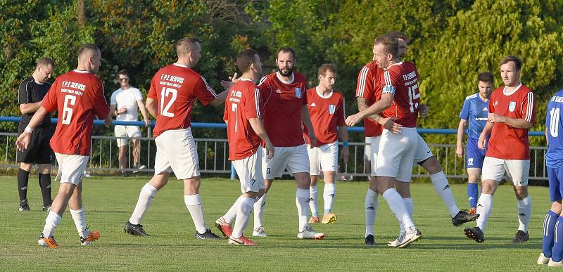 Fotbalisté Lednice (v červených dresech) porazili 3:0 Valtice a tři kola před koncem sezony oslavili postup do krajského přeboru.