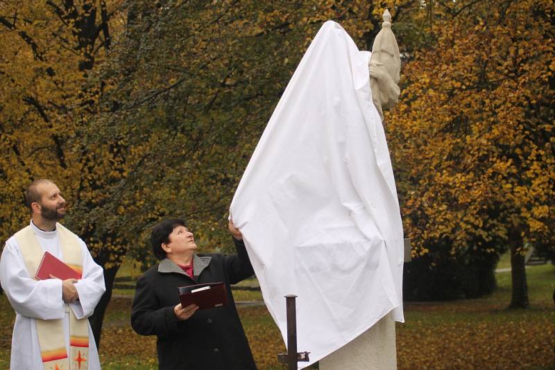 V bavorském parku od soboty stojí nová socha. Dílo daroval restaurátor Josef Krososka, který si obec pod Pálavou zamiloval. Při odhalování svatého Floriána nechyběla starostka Hana Koňaříková ani farář. 