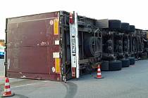 V Pasohlávkách v pondělí brzy ráno havaroval kamion.