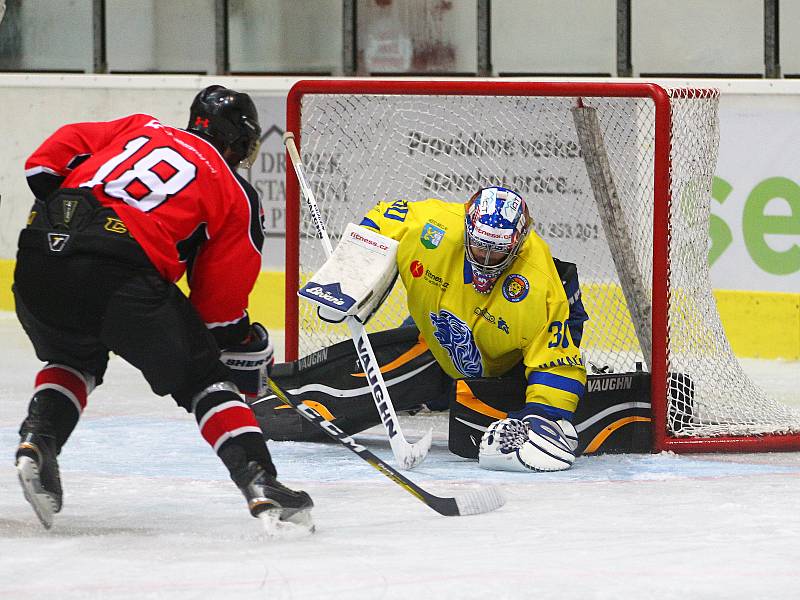 V předehrávce 3. kola krajské ligy prohráli Lvi Břeclav (ve žlutém) doma s Minervou Boskovice 3:8.