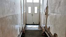 Hloubení schodů - původně chodba vedoucí na toaletu, pohled směrem do ulice na vstupní dveře.