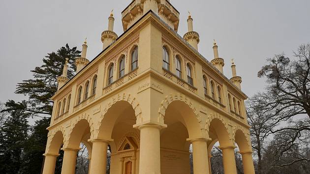 Minaret u Lednice na Břeclavsku v zimním hávu. Fasáda v přízemní části svítí novotou, 9.2.2021