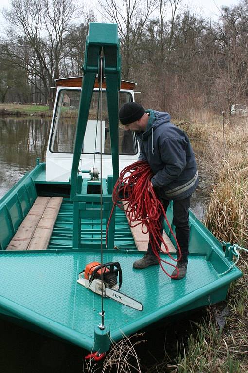 Lodníci z lednické společnosti 1. Plavební dávali poblíž Janohradu na vodu pomocí jeřábu dvě lodě. Opravou prošla přes zimu výletní pramice Arnoštek, která přes sezónu vozí po Černé Dyji turisty. Druhému plavidlu lodníci říkají Bobr. 