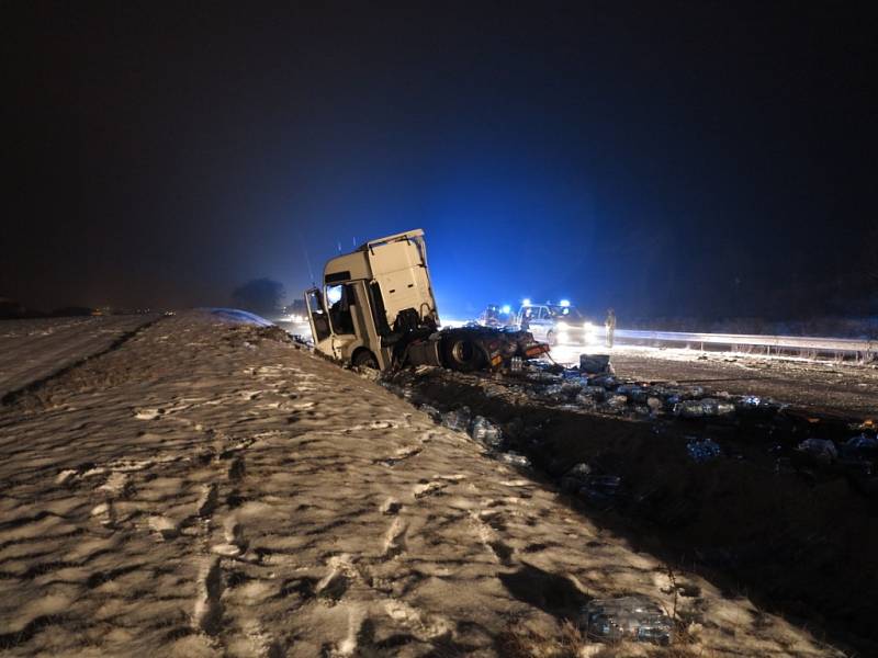 Kolize dvou kamionů a pěti osobních aut zablokovala v úterý po dvacáté hodině dálnici D2 u Velkých Němčic. 
