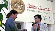 V novodobé historii už pětačtyřicátý ročník nejstarší výstavy vín v českých zemích, s první písemnou zmínkou z roku 1858, začal ve Valticích. Letos se chlubí rekordním počtem 984 vzorků.