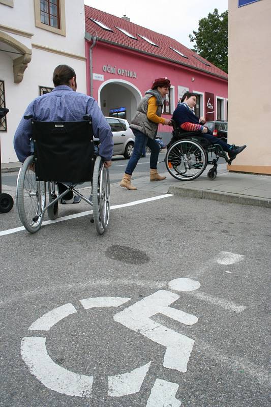 Vozíčkáři si v centru Hustopečí vyzkoušeli přístup do budov a na úřady. S nimi i dobrovolníci bez handicapu a s kamerou v ruce. 