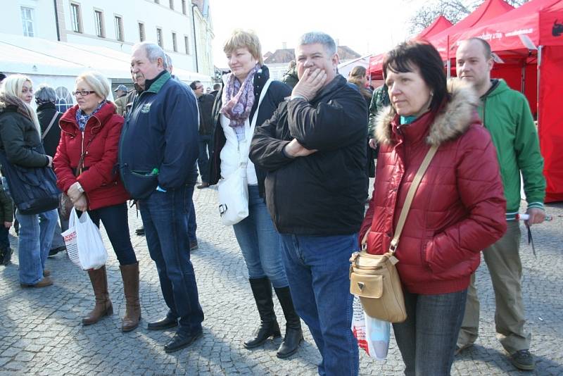 Valtické náměstí ovládly první březnový víkend Slavnosti moravského uzeného. Ve Valticích mají premiéru. 