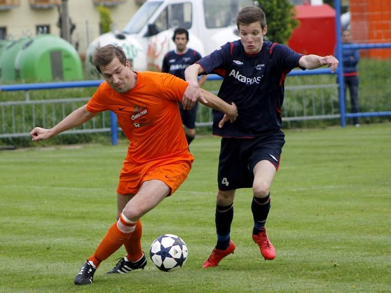 Fotbalisté Lednice (v oranžovém) doma přetlačili v derby Rakvice a už jsou druzí.