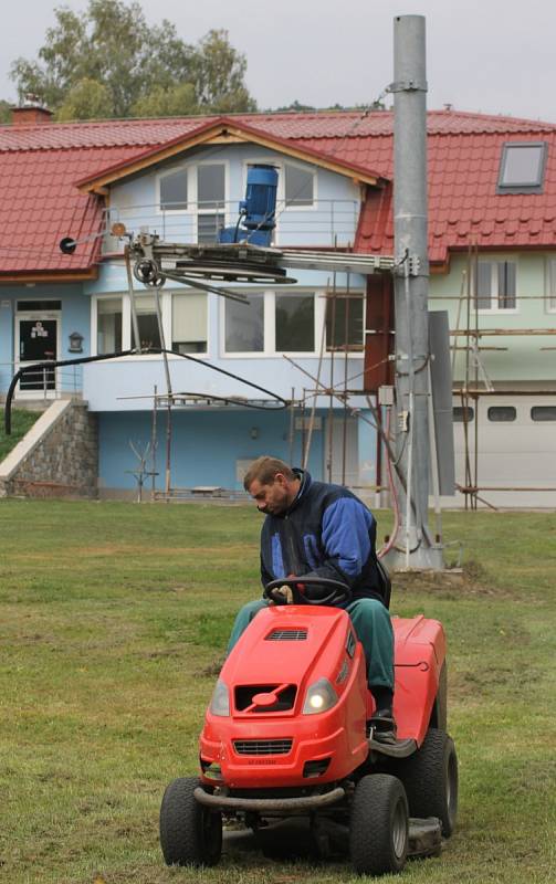 V Němčičkách v pondělí sekali na svahu trávu, na konci října budou pokládat umělou hmotu. 