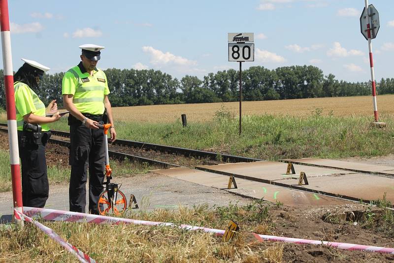 Na přejezdu v Dobrém Poli bouralo osobní auto s nákladním vlakem.