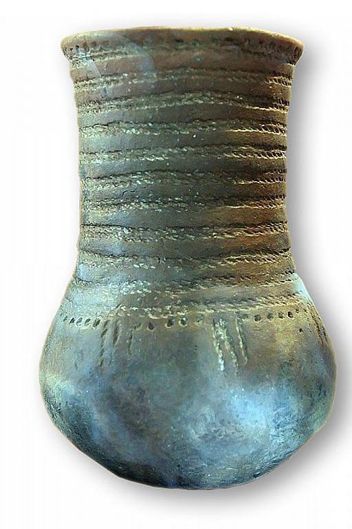 Typický pohár lidu se šňůrovou keramikou.
