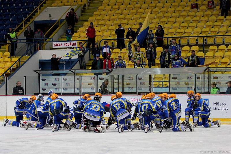 Břeclavští hokejisté (v modrém) doma zdolali Valašské meziříčí 4:2.