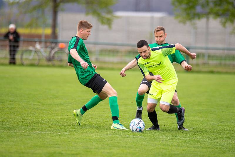 Fotbalisté Ždánic (v zelených dresech) vyhráli v Charvátské Nové Vsi 3:1.