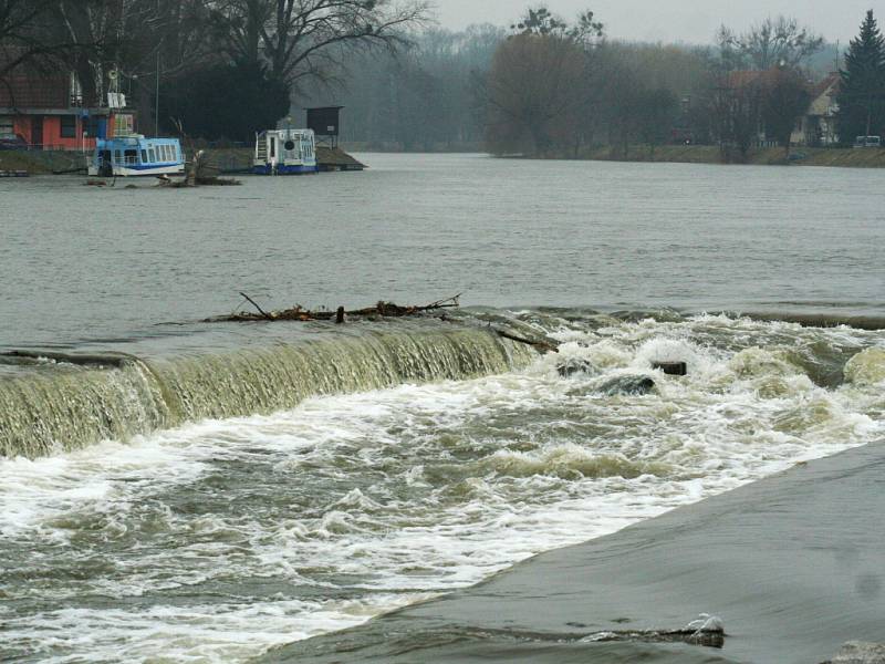 Odpouštění vody z Nových Mlýnů se projevilo zvýšenou hladinou řeky Dyje v Břeclavi.