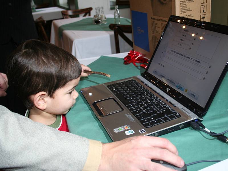 Dotykový monitor a speciální logopedický program Mentio. To všechno dostal čtyřletý autista Adam z Břeclavi od nadačního fondu Ledňáček.
