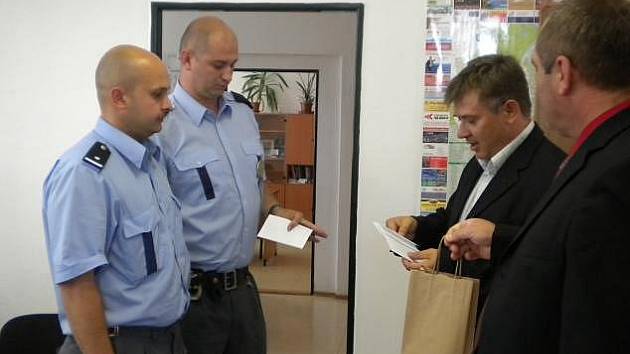 Policistům z obvodního oddělení v Hustopečích poděkovala hustopečské radnice.