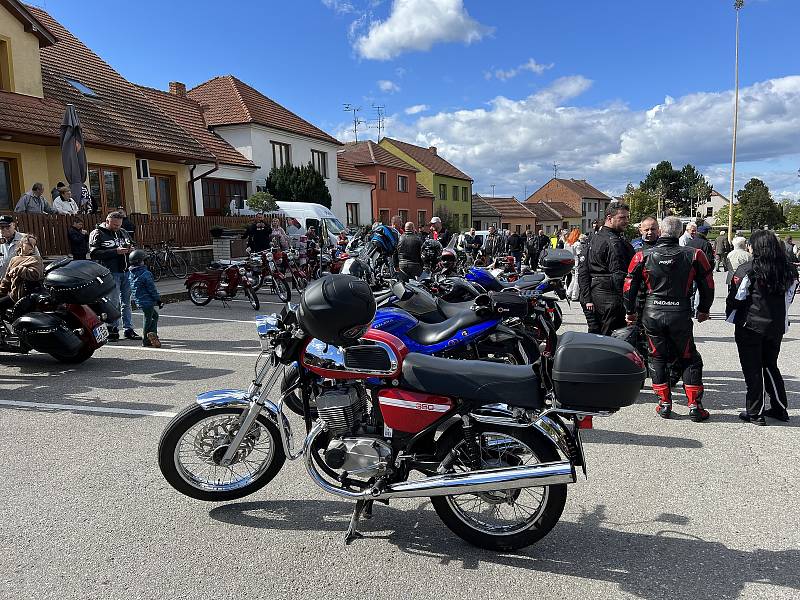 Motorkáři vyrazlii z Velkých Bílovic na šestou Cestu časem.