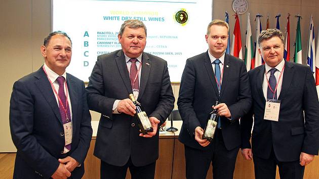 Vinařství Josef Valihrach získalo titul šampiona na mezinárodní soutěži vín ve slovinské Lublani. Majitel vinařství je na snímku druhý zleva.