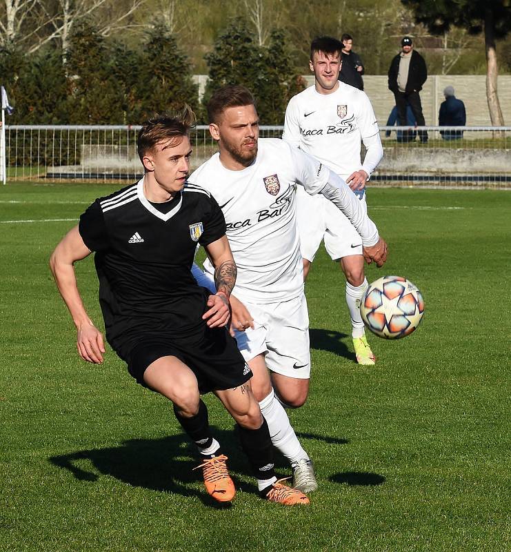 Fotbalisté Lanžhotu (v bílých dresech) porazili v derby Břeclav 2:0.