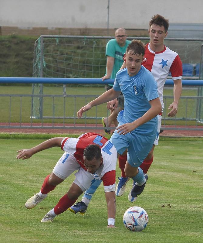 Fotbalisté Lednice (v modrém) podlehli Moravské Slavii Brno 1:2.