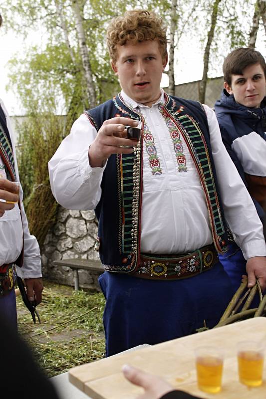 Mladí muži z němčičské chasy se pustili do pletení více než desetimetrové pomlázky.