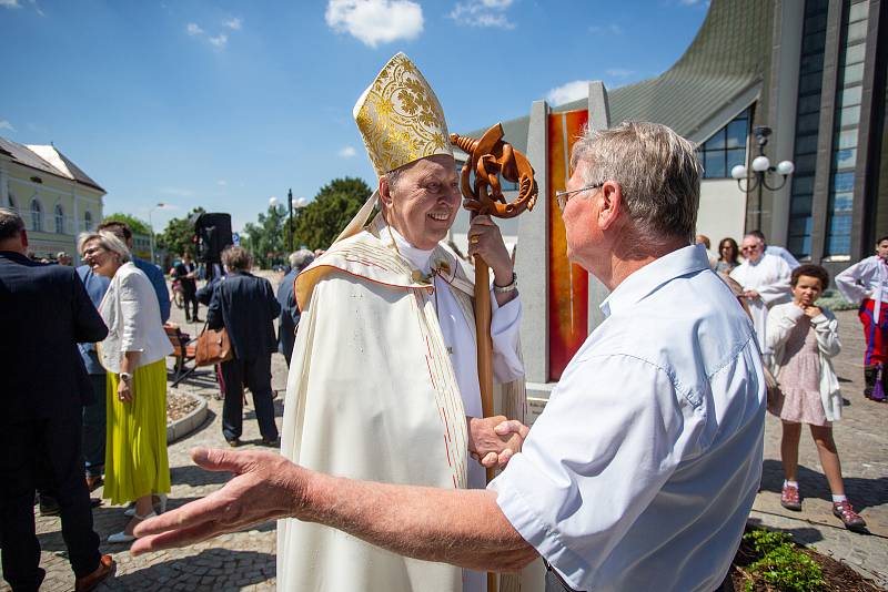 Věřící v Břeclavi vzpoměli svého dlouholetého duchovního správce Josefa Ondráčka. Po slavnostní mši požehnal biskup Pavel Posád pomník před kostelem.