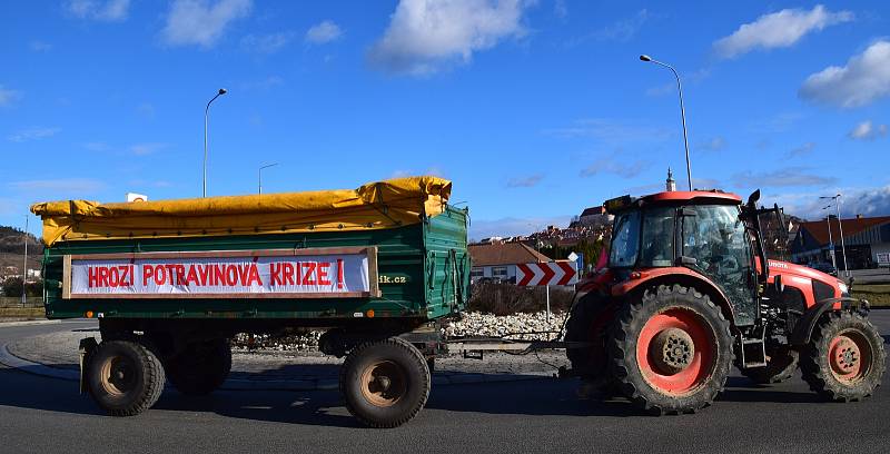 Také zemědělci na Břeclavsku se zapojili do protestní jízdy za rovné podmínky. Na snímku ti ze Zemědělského družstva v Sedleci.